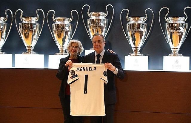 Prezes Realu Madryt, Florentino Perez (z prawej) na tle galerii trofeów Ligi Mistrzów