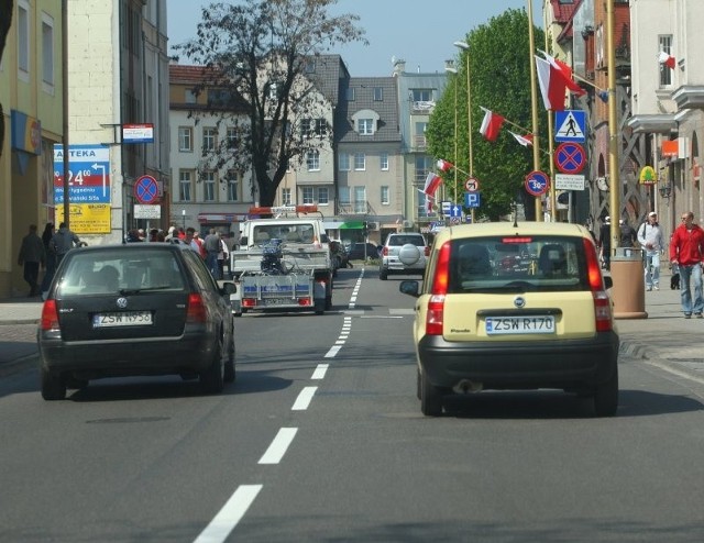 Po Armii Krajowej, na której nie było pasów, niektórzy kierowcy jeździli środkiem. Zwłaszcza tuż przed wjazdem na plac Wolności.