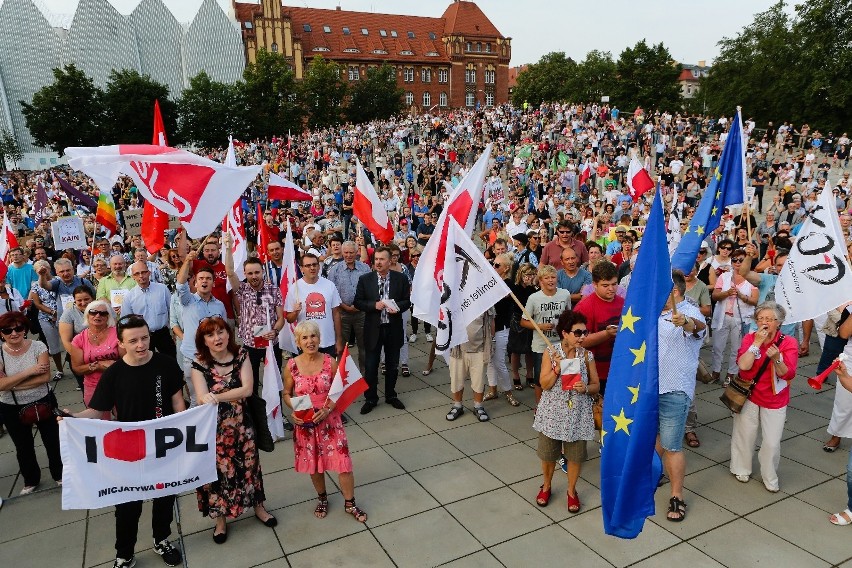 Protest na Placu Solidarności przeciwko reformie sądów. Przyszedł tłum [zdjęcia, wideo] 