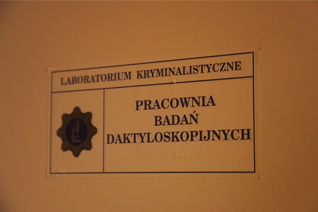 Laboratorium kryminalistyczne - pracownia badan daktyloskopijnych Komendy Wojewódzkiej Policji w Łodzi. W tym miejscu rozpoczyna się rozwiązanie wielu zagadek opisywanych w łódzkich powieściach kryminalnych