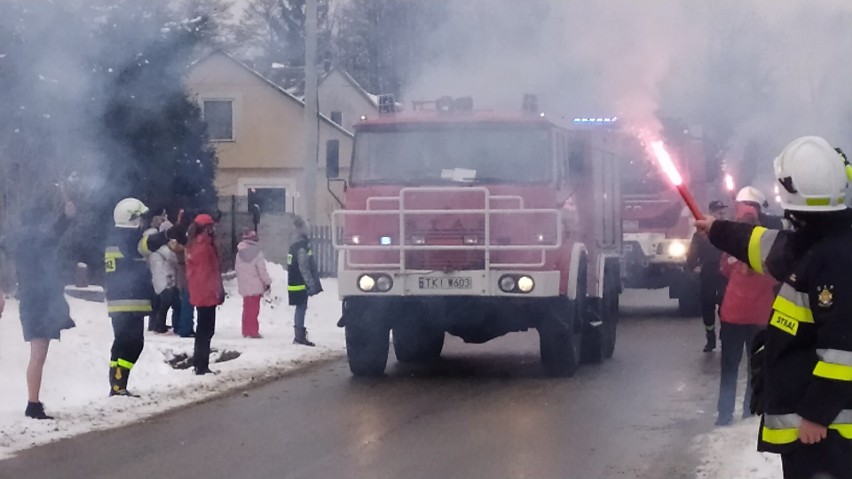 Strażacy ze Smykowa, w gminie Daleszyce otrzymali wymarzony wóz bojowy! Efektowny wjazd maszyny do nowej remizy [ZDJĘCIA] 