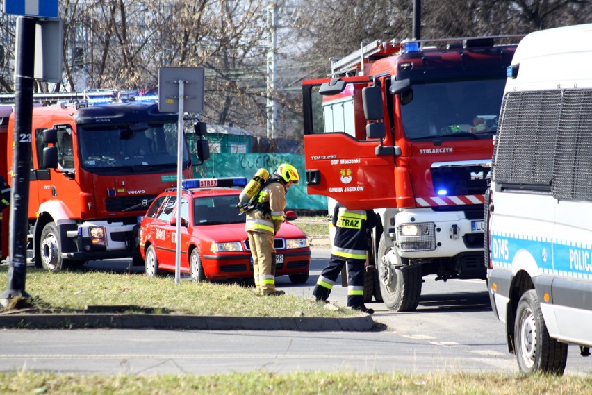 Pożar przy ul. Wrońskiej w Lublinie. Kilka rodzin straciło dach nad głową. Zobacz zdjęcia z akcji