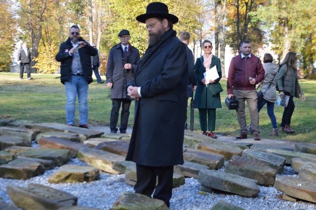 80 rocznica deportacji opatowskich Żydów do niemieckiego obozu zagłady w Treblince. Na zdjęciu Kantor Symcha Keller przy nowym lapidarium.
