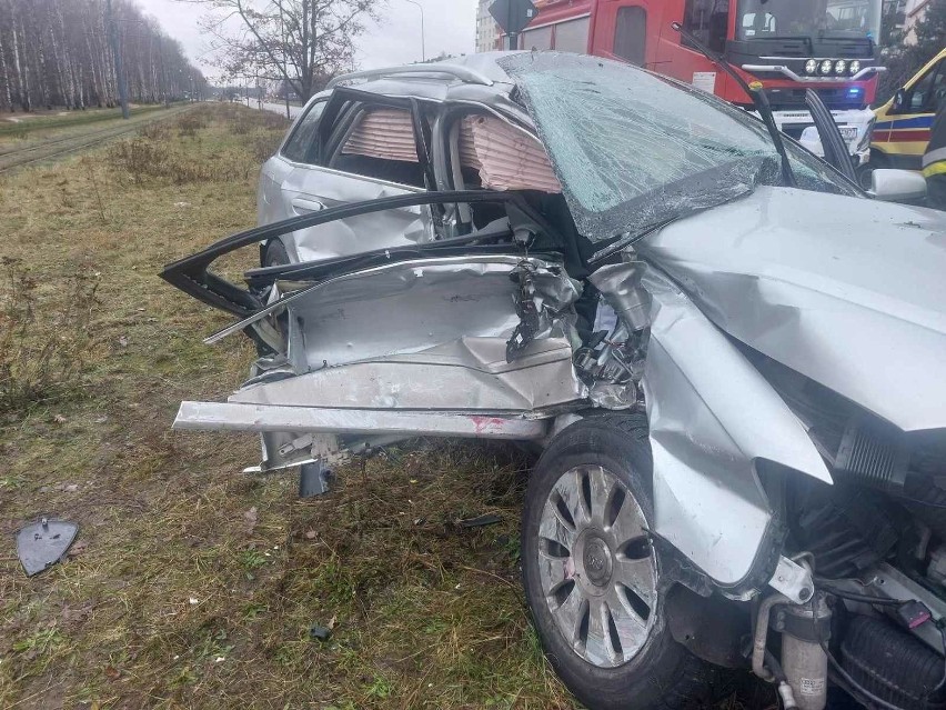 Wypadek na ul. Hetmańskiej w Łodzi. Tramwaj zderzył z samochodem osobowym. Jedna osoba ciężko ranna ZDJĘCIA