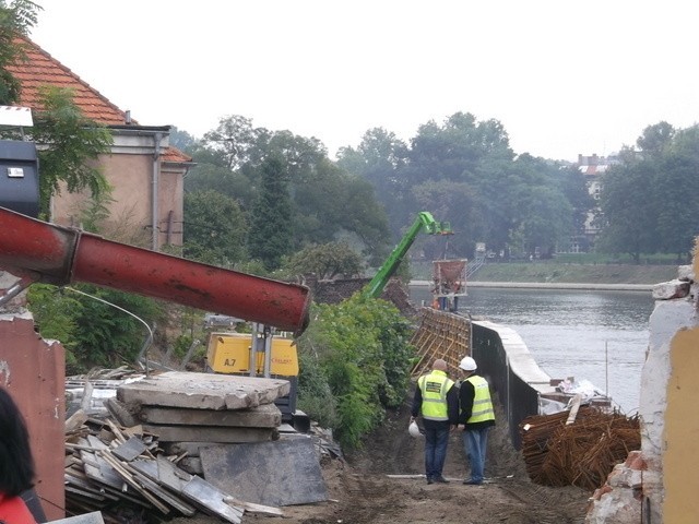 Wrocław: Barki transportują ciężki sprzęt na budowę Wrocławskiego Węzła Wodnego (ZDJĘCIA)