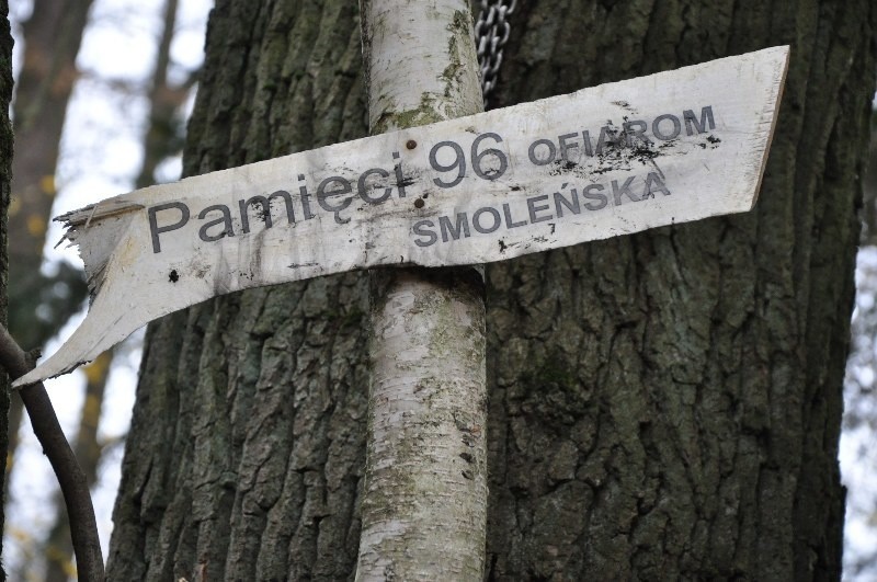 Pomnik smoleński w lesie pod Praszką