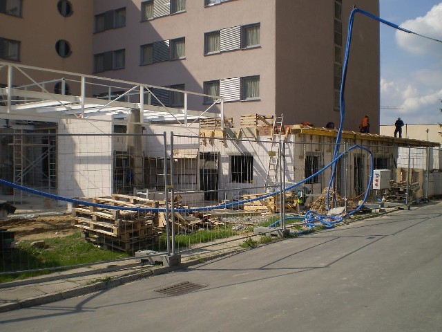 Na razie przy hotelu Tęczowy Młyn, trwa budowa nowej sali konferencyjno - restauracyjnej na 250 osób.