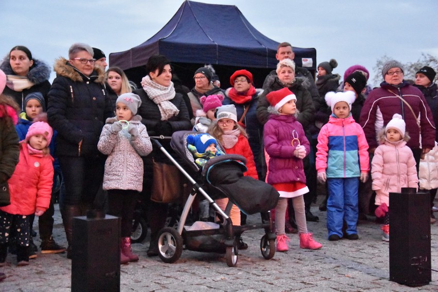 Chrzanów. Burmistrz Robert Maciaszek ze św. Mikołajem rozświetlili choinkę na Rynku [ZDJĘCIA]