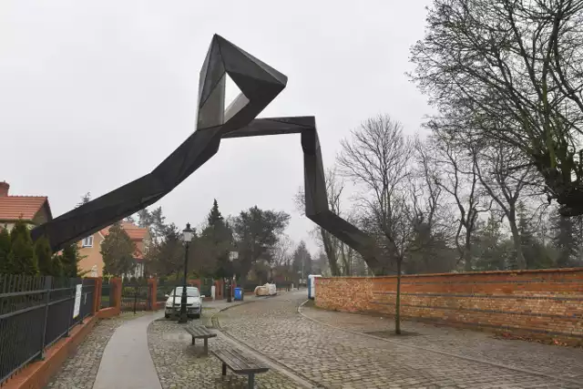 Instalacja artystyczna na Ostrowie Tumskim ma symbolizować przybliżony kształt i skalę murów obronnych w grodzie Mieszka I.Kolejne zdjęcie --->