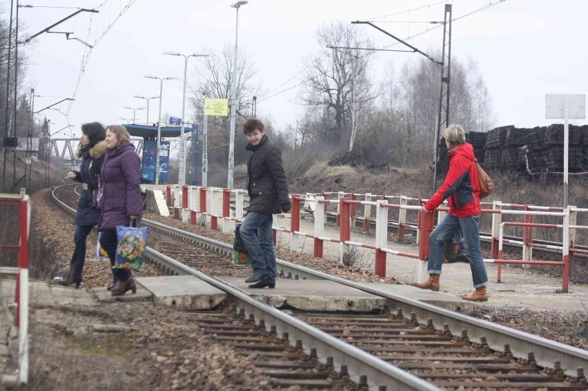 Chaos komunikacyjny w Chruszczobrodzie. A ty sobie idź, człowieku, pod pociąg... [ZDJĘCIA]