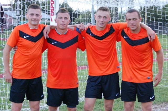Bracia Hejnigowie w czerwcu świętowali z Bratkiem awans do ligi okręgowej. W tym sezonie, trzech z nich debiutuje na tym poziomie rozgrywek. Od lewej: Damian, Marcin, Kamil i Paweł.