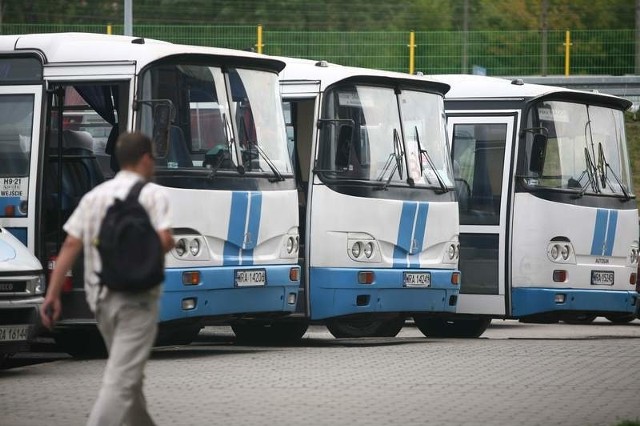Autobusy, które obsługują kursy podmiejskie mają już swoje lata.