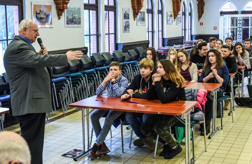 Konkurs prowadził i autorem pytań był Andrzej Maciejewski.