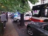 Auto zderzyło się z autobusem. Wypadek na ul. Kołłątaja w Opolu. Dwie osoby ranne