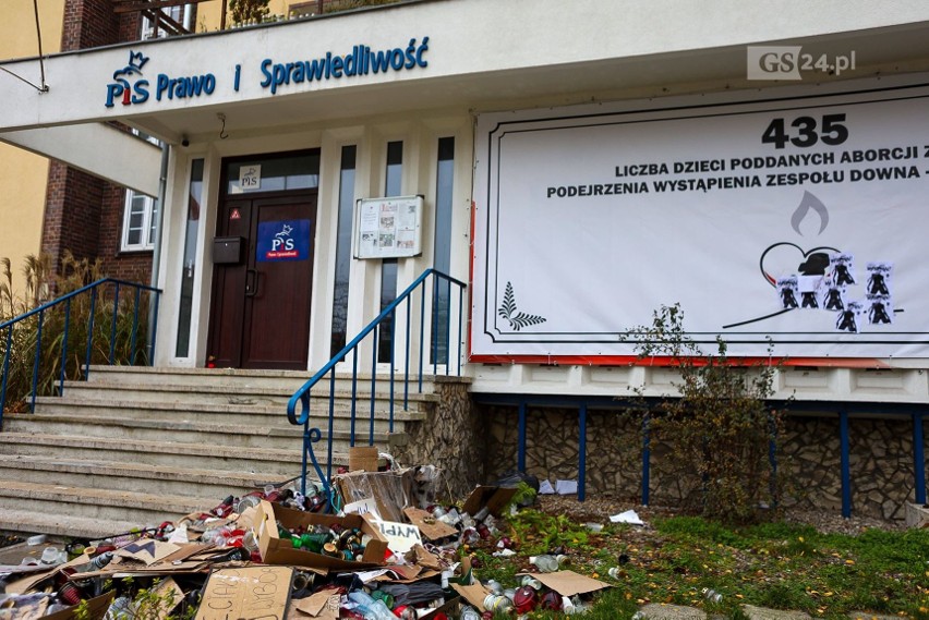 Kwiaty sprzed siedziby PiS w Szczecinie uprzątnięte. Jest już doście do budynku