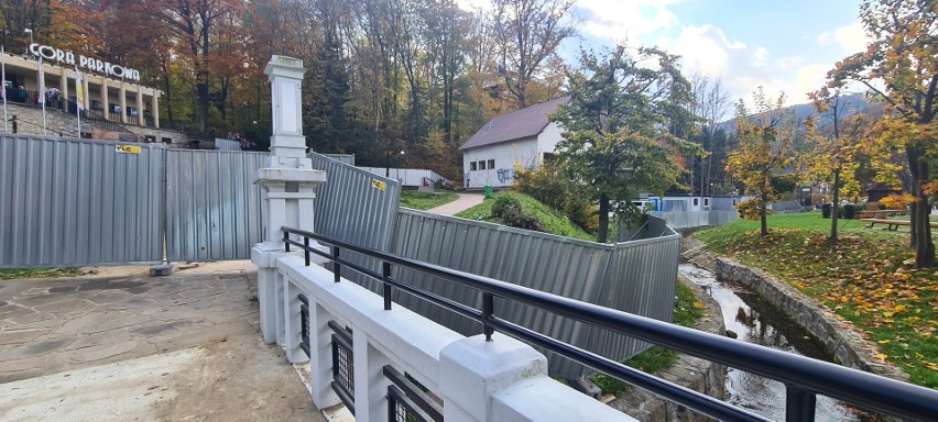 Budynek biblioteki znika na zawsze. Teren jest ogrodzony,...