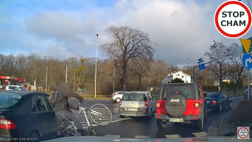 Zajechał drogę rowerzyście i spowodował kolizję. Potem miał... pretensje [FILM]