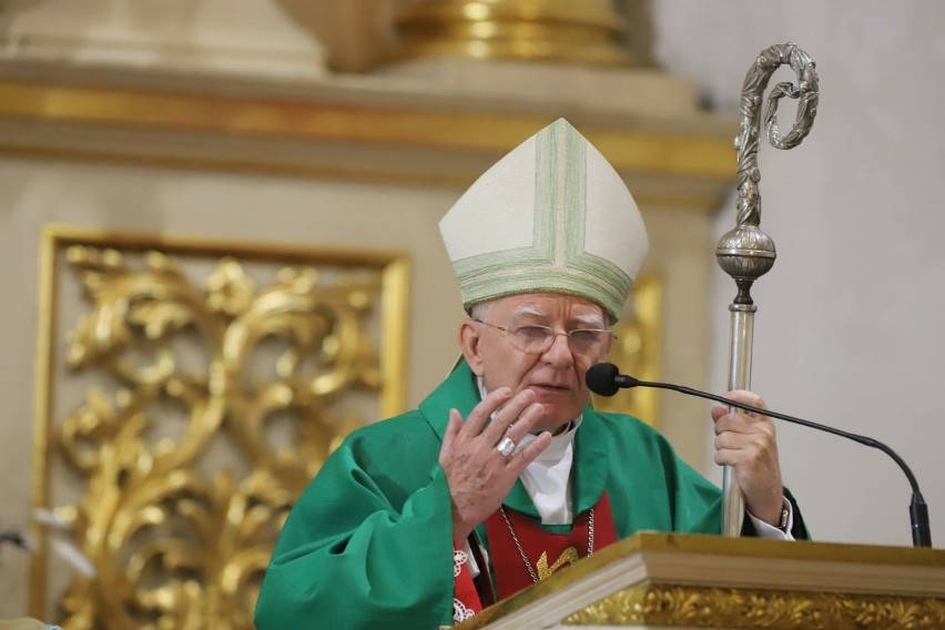 Jędraszewski do dymisji. Winni pedofilii! Protest przed kościołem, w którym mszę odprawia dziś abp Marek Jędraszewski 