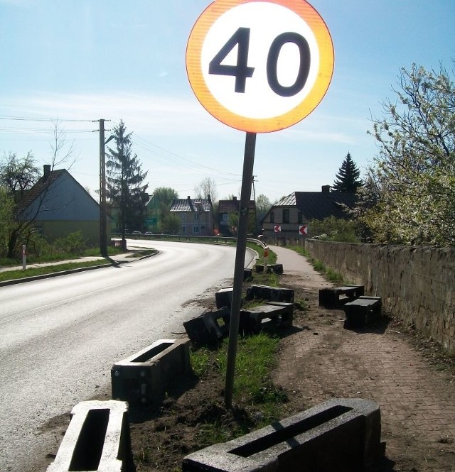 Betonowe bloczki spadały wzdłuż krajowej dwunastki w Skrzynnie.
