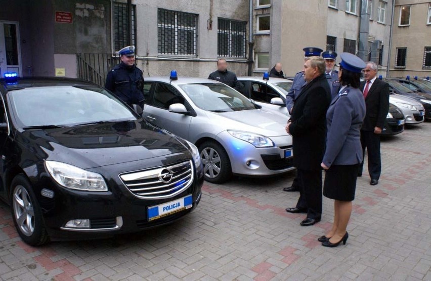 W służbie policji są także nieoznakowane Ople Insignia. Auta...