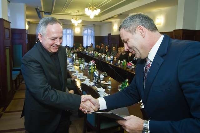 Współpracujący z „Expressem” Marek Chełminiak odbiera nagrodę z rąk prezydenta