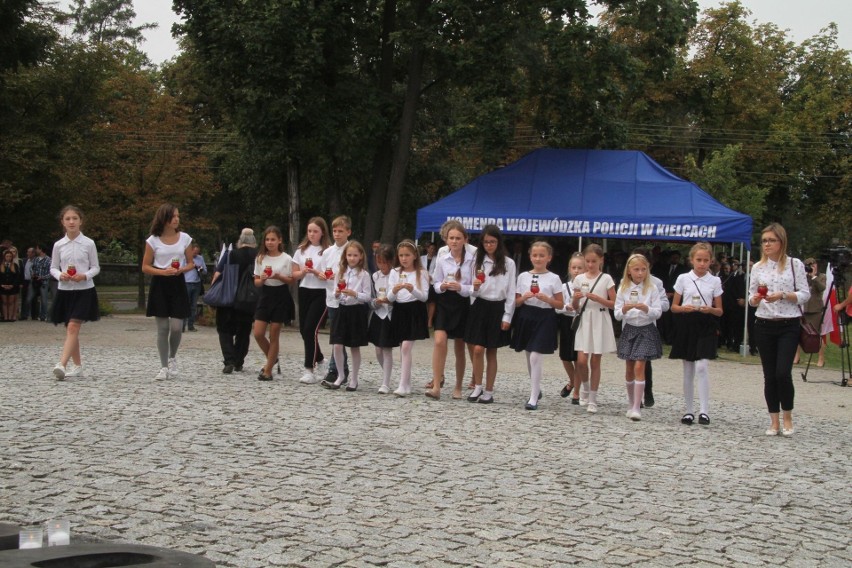 W Kielcach pod pomnikiem Homo Homini wspominano ofiary zamachu z 11 września 2001 roku