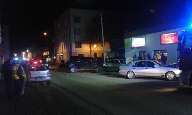 Groźny wypadek na skrzyżowaniu ulic 1-Maja i Dmowskiego.