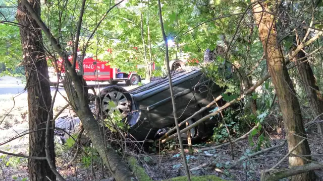 Samochód osobowy dachował na skraju lasu w Redlinie.