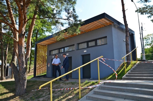 Budynek został oddany do użytku, ale zajdzie w nim jeszcze jedna zmiana. Posiada elementy drewniane na elewacji i dachu, które będą służyć za ruszt dla winorośli. Czyli za jakiś czas będzie zielony i wkomponuje się z otaczającą naturę.