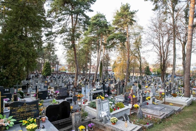 Cmentarz został oficjalnie otwarty 15 kwietnia 1887 roku z inicjatywy ks. dziekana Wilhelma Szwarca.