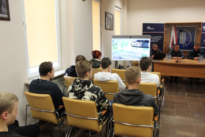 Cała klasa w areszcie! Uczniowie Zespołu Szkół Samochodowych w Bydgoszczy rozmawiali o bezpieczeństwie w ruchu drogowym