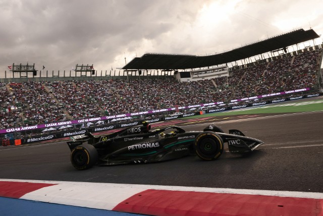 Lewis Hamilton podczas drugiej sesji treningowej na torze Hermanos Rodriguez w Mexico City