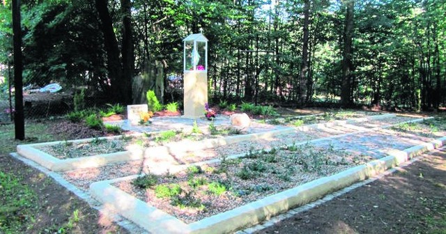 Na cmentarzu w Głuchowie oczyszczono i pomalowano krzyż oraz kapliczkę. Rozebrany został też istniejący postument. 