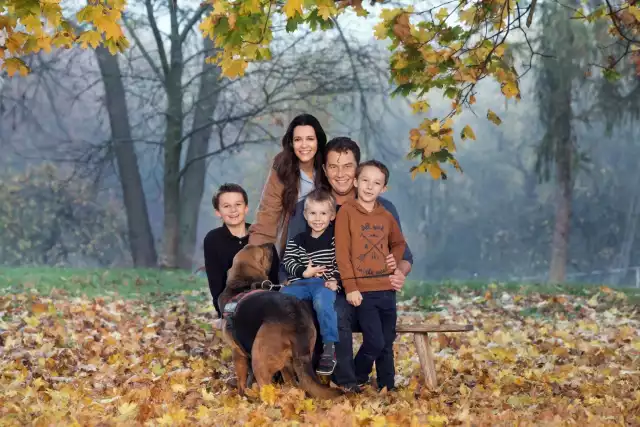 Michał Popiel z rodziną - żoną i trzema synami obecnie