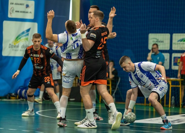 Handball Stal Mielec (biało-niebieskie stroje) przegrała barażowy dwumecz o Superligę.