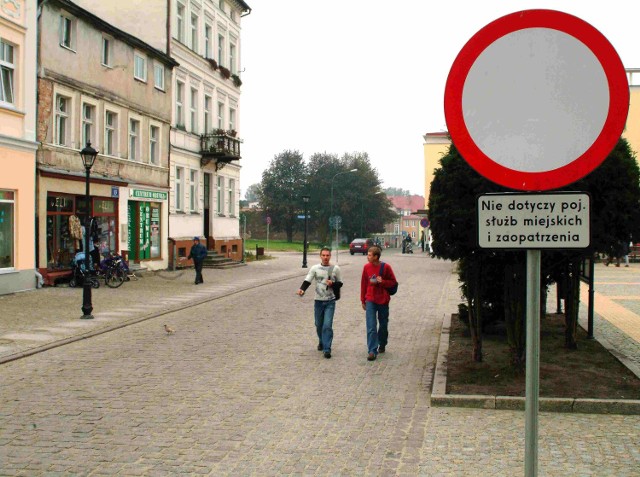 Samochodom na plac Wolności w Białogardzie wjazd jest wzbroniony. Piesi mogą tędy teraz chodzić jak chcą. 