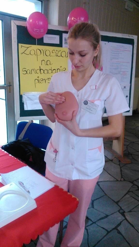 Warsztaty z samobadania piersi poprowadziły studentki II roku położnictwa.