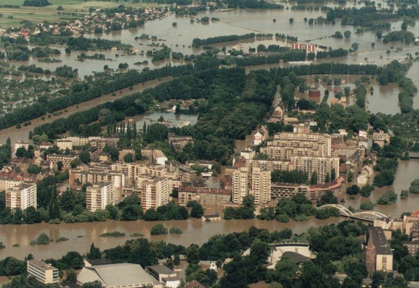 Powódź 1997 nad Opolszczyzną z lotu ptaka. Opole (Paweł...