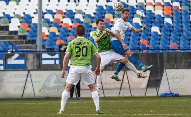 Piotr Szkolnik (w środku) ma derby z głowy. Łukasz Szczoczarz (z prawej) liczy, że zdąży do soboty wyleczyć uraz mięśnia.