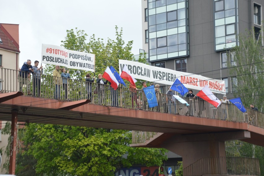 Manifestujący na kładce protestowali m.in. przeciwko...