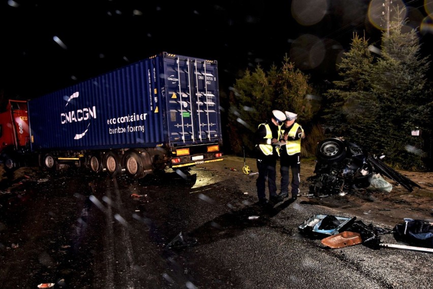 Śmiertelny wypadek w Kaliszu koło Kościerzyny 21.01.2020. Zderzenie ciężarówki z samochodem osobowym. Nie żyją 3 osoby [zdjęcia]