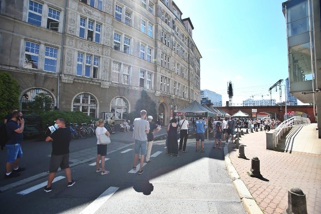 Kolejka przed urzędem przy ulicy Zapolskiej we Wrocławiu.