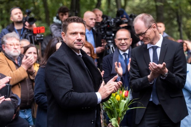 Podróże służbowe i delegacje Rafała Trzaskowskiego. Gdzie latał w tym roku, ile pieniędzy wydało na to miasto?