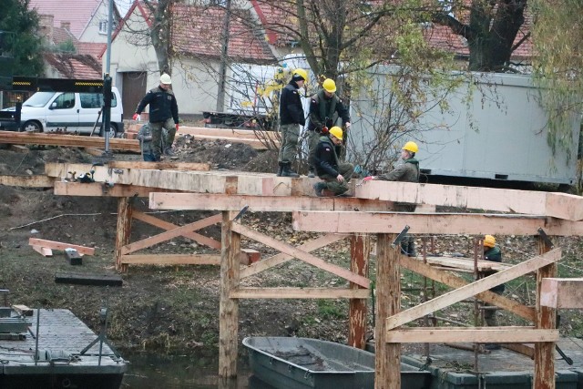 Kolejną inwestycją związaną z wodami jest drewniany most na Obrze w Międzyrzeczu. Budują go wojskowi saperzy z Inowrocławia i Torunia, którzy wcześniej postawili na Obrze w Międzyrzeczu dwa inne mosty; na wysokości stadionu Miejskiego oraz między ogródkami działkowymi i wsią Św. Wojciech. Jak podkreśla burmistrz, to efekt znakomitej współpracy ze stacjonującą w mieście 17. Wielkopolską Brygadą Zmechanizowaną. 