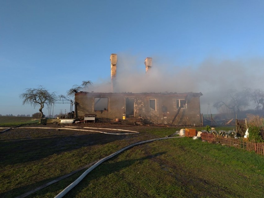 Pożar domu mieszkalnego w Wartulach 5.12.2019. Wielodzietna rodzina pozostała bez dachu nad głową [Zdjęcia]