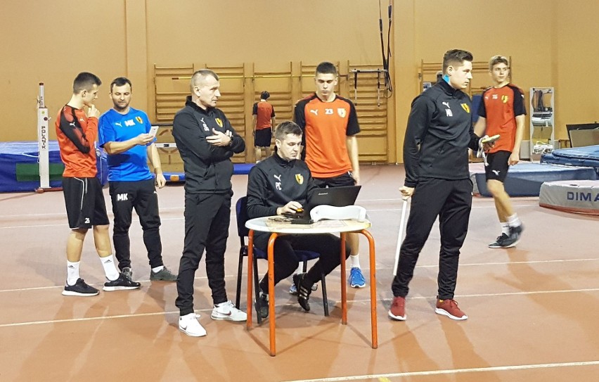 Piłkarze drugiej drużyny Korony Kielce wznowili treningi po...