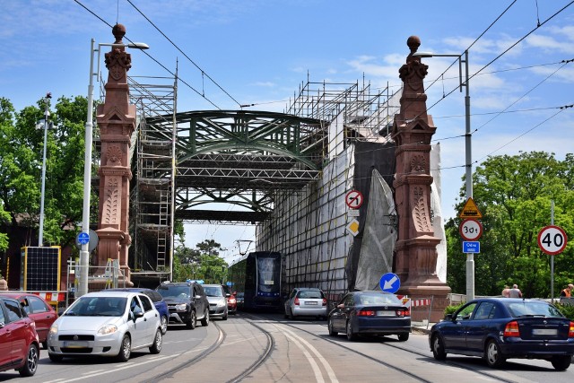 Remont mostu Zwierzynieckiego powoli dobiega końca. Widać już jego oliwkowy zielony kolor. To oryginalna, pierwotna barwa mostu, ustalona dzięki badaniom stratygraficznym. Zobacz na zdjęciach w galerii, jak wygląda.