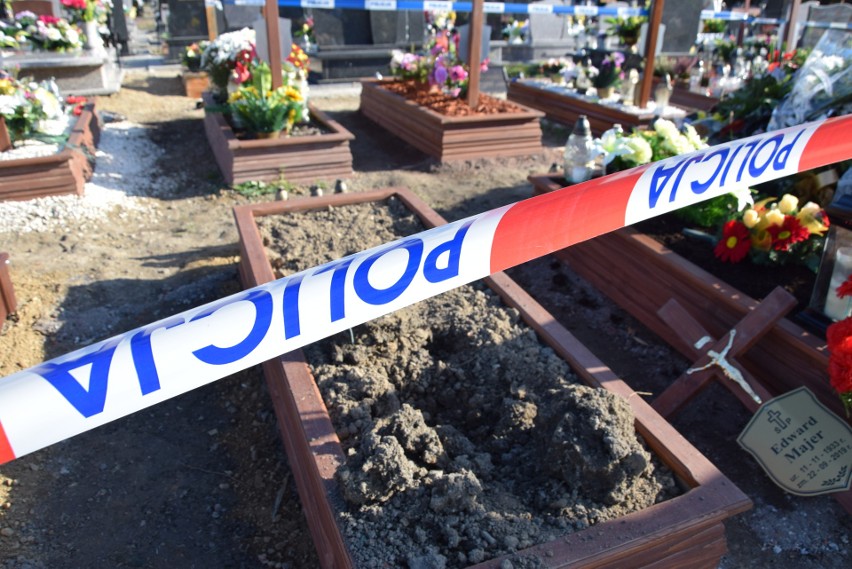 Zniszczone groby w Zabrzu-Helence. Policjanci szukają...