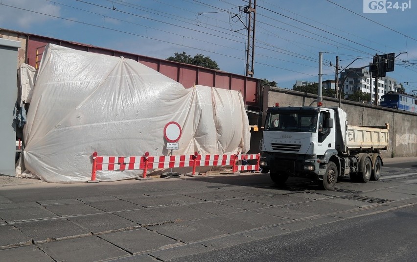 PKP zamknęło w Szczecinie ważny przejazd po cichu. Kierowcy są zdenerwowani
