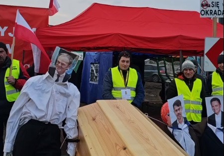 Protest rolników w Nagłowicach. Pojawiła się symboliczna trumna i zdjęcia znanych polityków: Tuska, Hołowni i Kołodziejczaka 